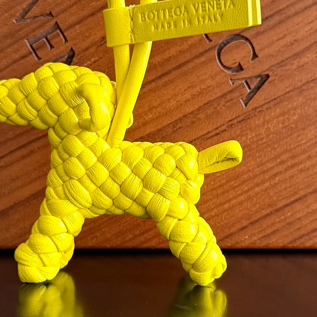 Batch 540 BOTTEGA VENETA2025 new puppy🐕 style pendant Braided puppy is online😎 Leather braided puppy style pendant can be hung on any handbag, and it is as cute, delicate and colorful as it matches with a bag. Cute and cute, it will touch your heart at any time. It can be hung on bags or keychains. Who can resist such a cute puppy? Style number: 807068